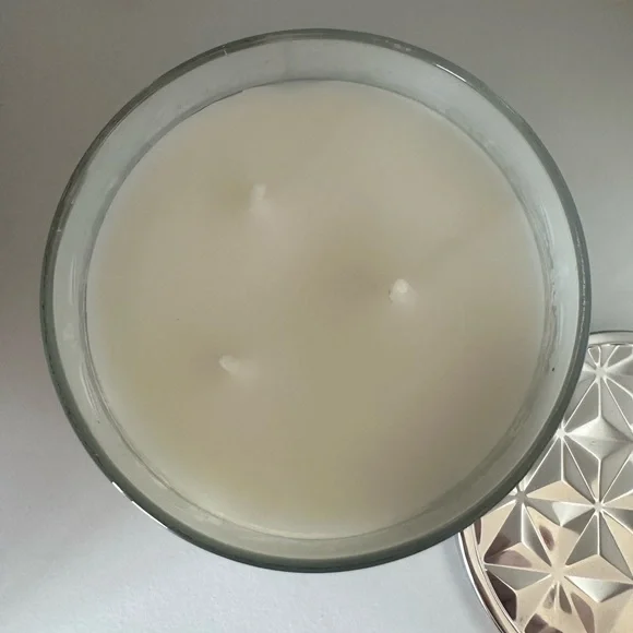 White Barn Cozy Flannel & Vanilla - NWT - 3 Wick - 14.5 oz - Picture 2 of 5